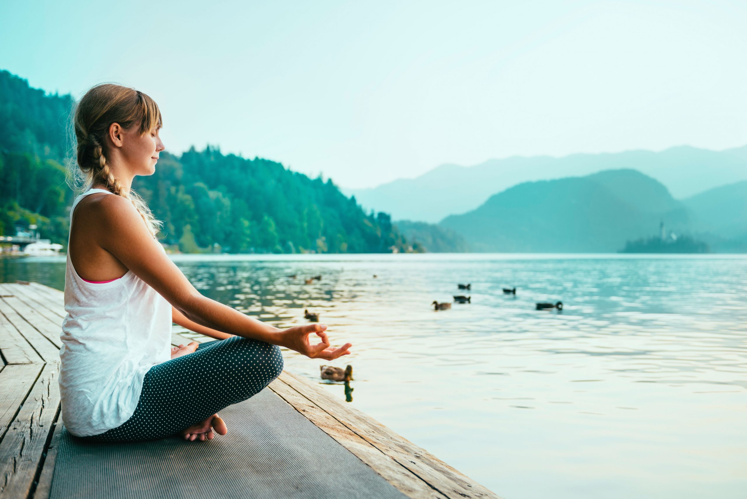 Как обрести душевное равновесие. Девушка спокойствие. Медитация у озера. Девушка медитирует. Девушка медитирует на берегу.